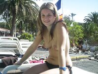 devki uno 6862 otdyh devushki topless Photos