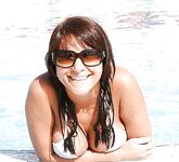 devki uno 36881 devka zagoraet topless u bassejna Photos