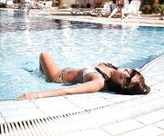 devki uno 36881 devka zagoraet topless u bassejna Photos