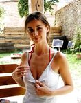 Cute Milf posing nude Photos