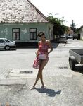 Cute Milf posing nude Photos