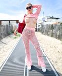 Reddit babes get naked in public!