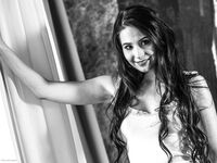 Vanessa Angel Enhavo