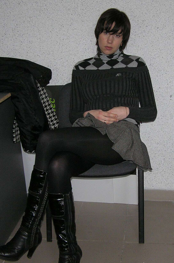 devki uno 24507 simpatichnaya bryunetka stesnyayas pokazyvaet svoi prelesti mezhdu nozhek Photos