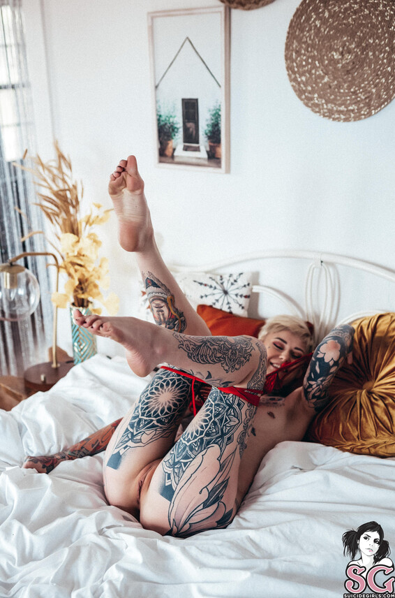 Janaestrong Photo Album_ Red with desire _ SuicideGirls Photos