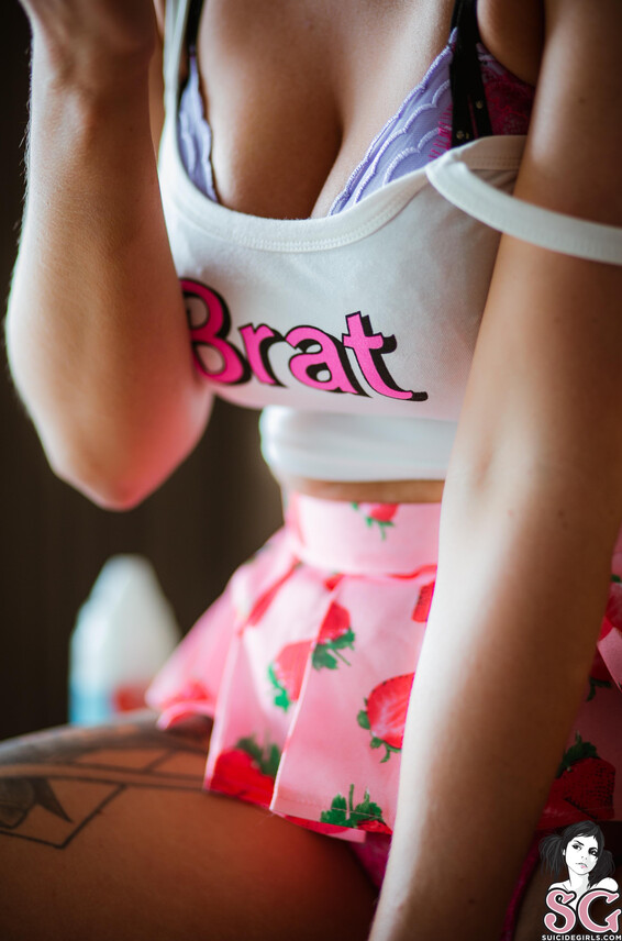 Lollipopanniekin Photo Album_ Strawberries & Cream _ SuicideGirls Photos
