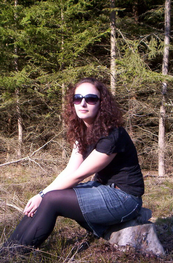 Young Girlfriend Amateur Photo Shooting In The Wood
